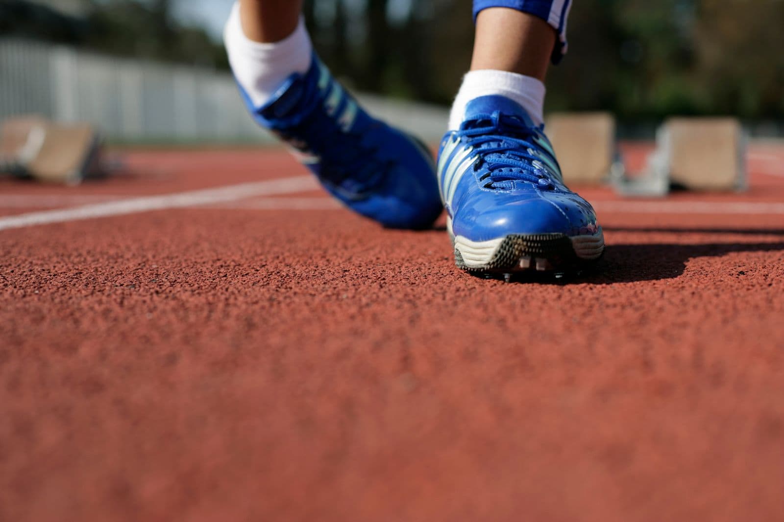 Coureur au départ sur une piste d’athlétisme