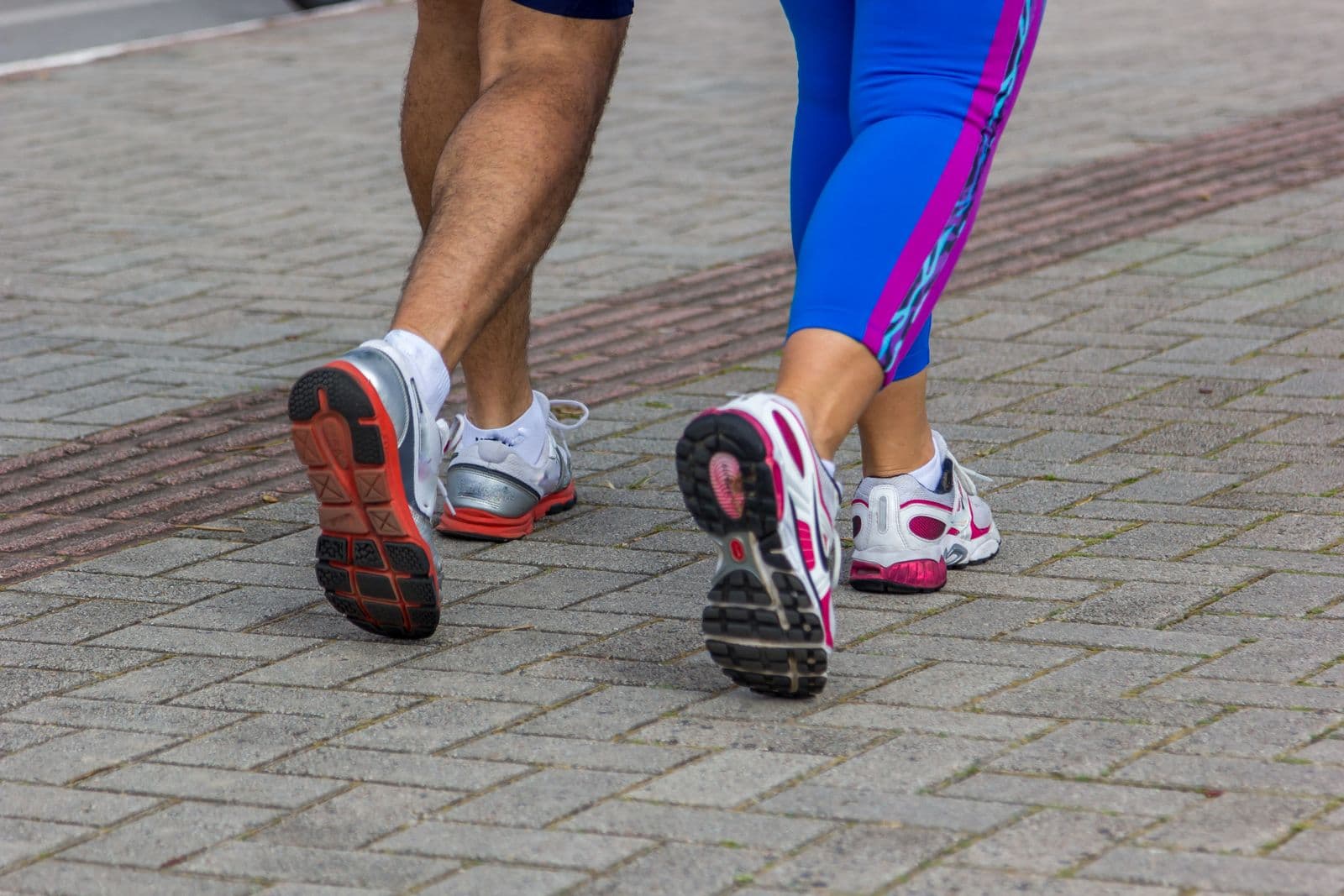 Coureurs sur une route pavée en ville