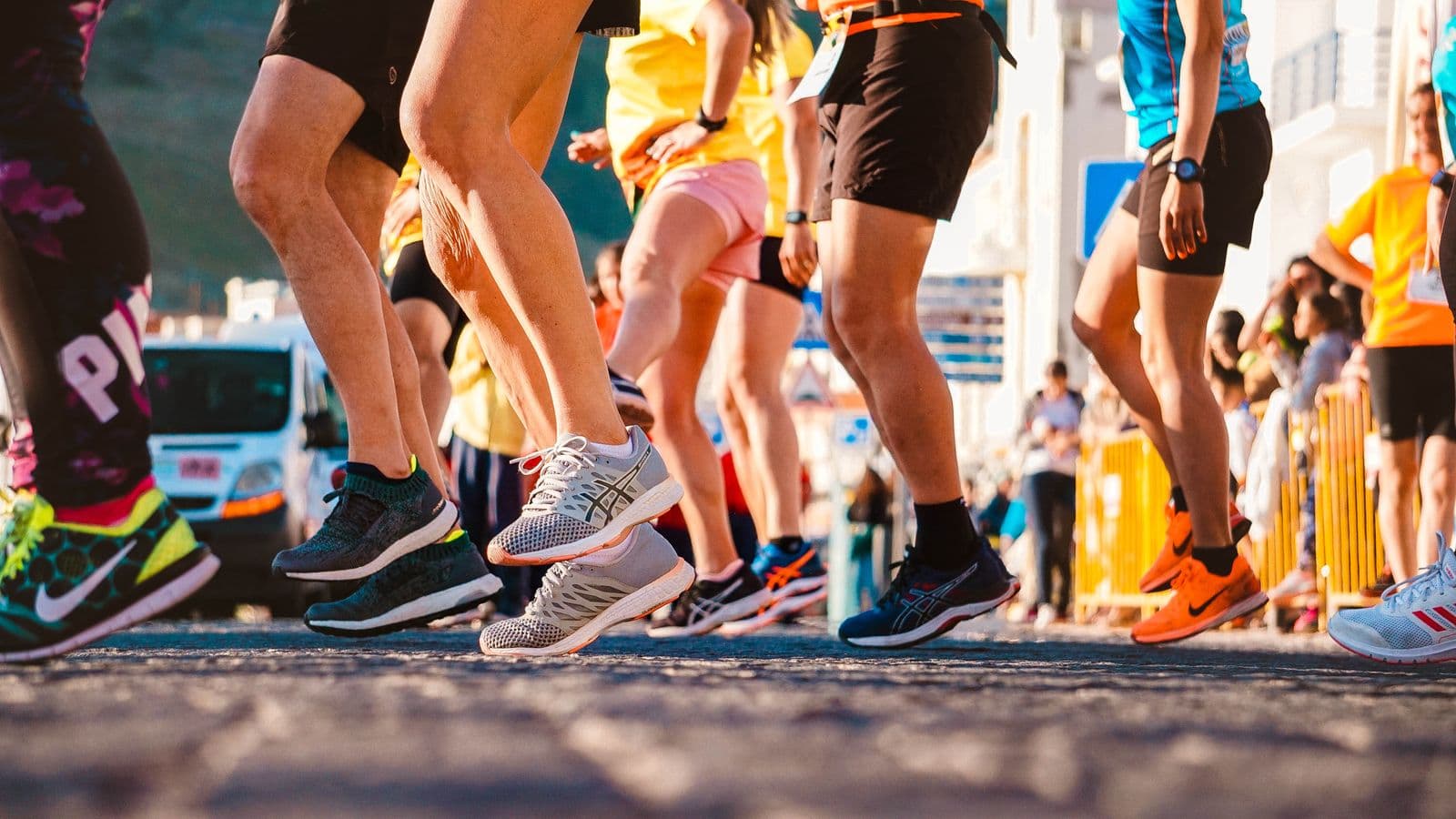 Peloton de coureurs sur un marathon urbain