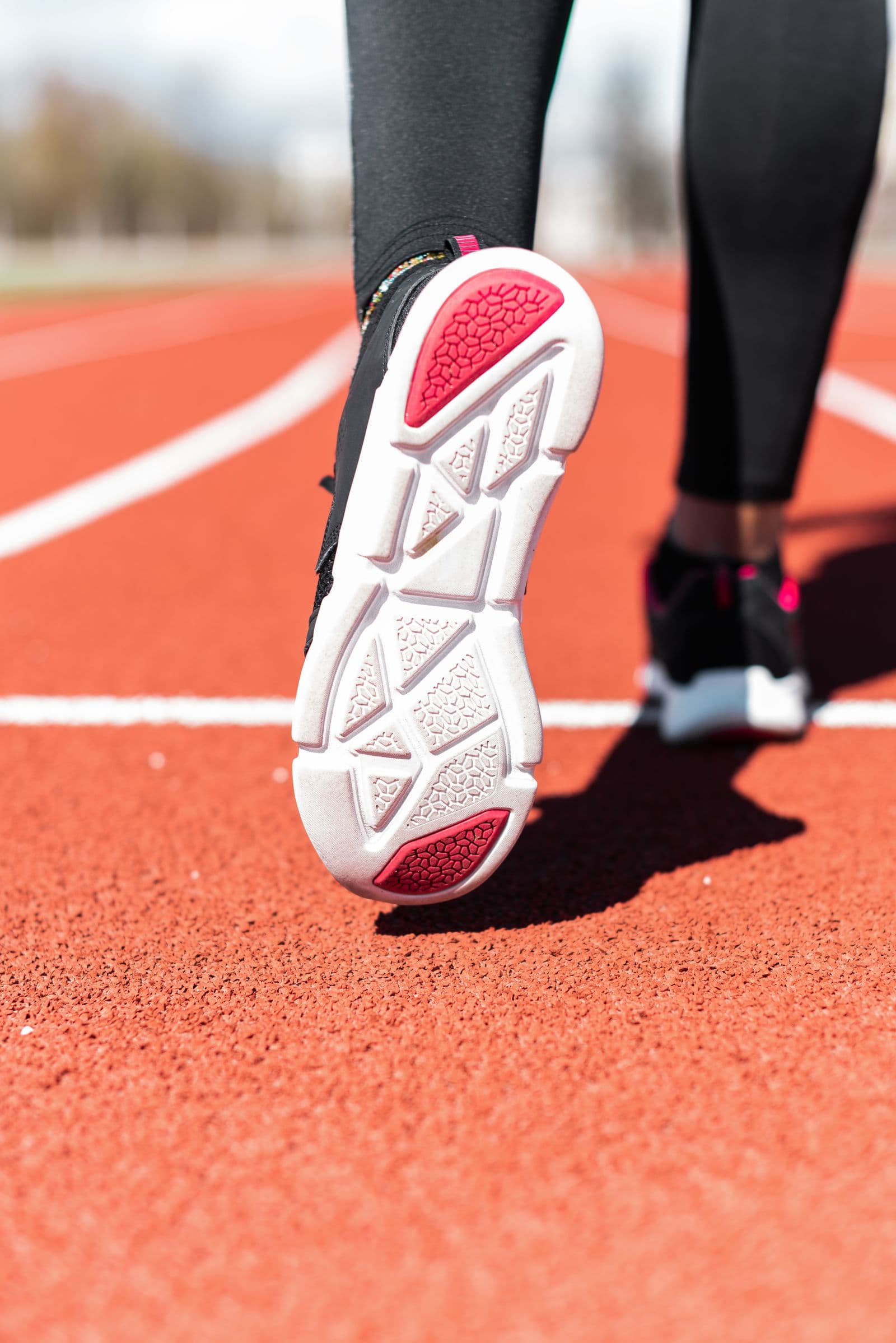 Semelle de chaussure de running vue de dessous sur une piste